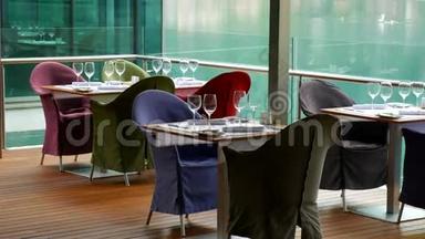 黑山科托尔海边餐厅的一张桌子。